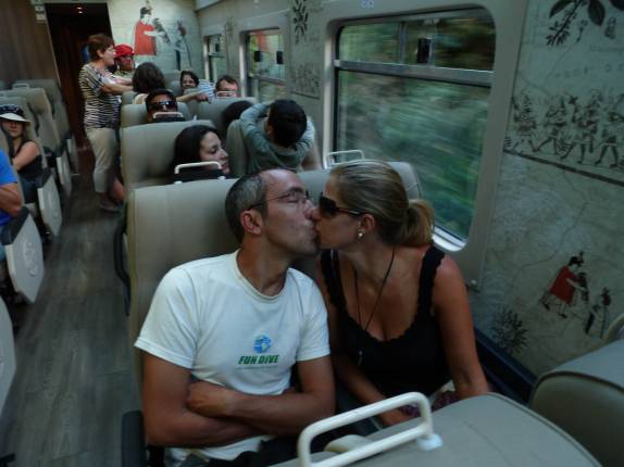 Clima romântico na viagem de trem entre Ollantaytambo e Aguas Calientes, no Peru